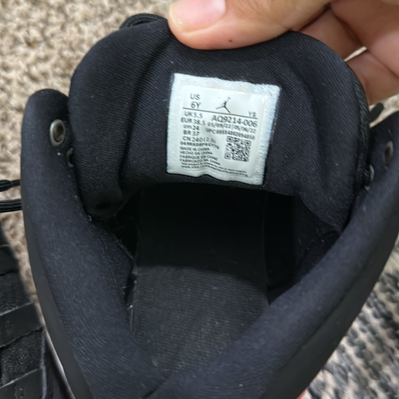 Boys 6Y Jordan’s sneakers - Picture 6 of 6